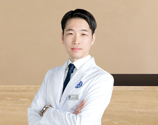 팔짱낀 의사 사진