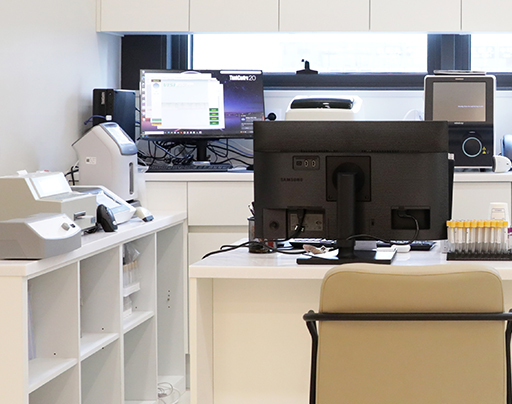 가운을 입은 의사의 모습