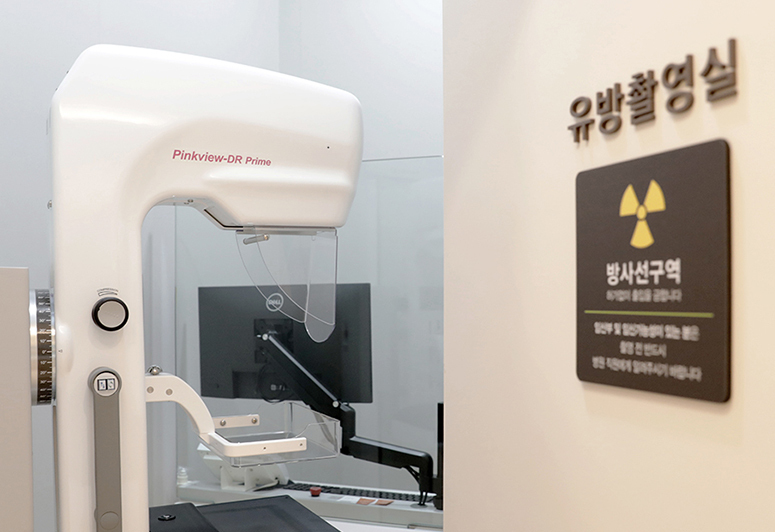 병원 장비를 잡고 있는 여성의 뒷모습