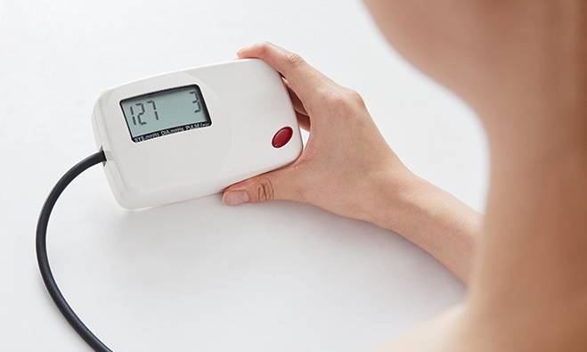 병원 장비를 든 사진