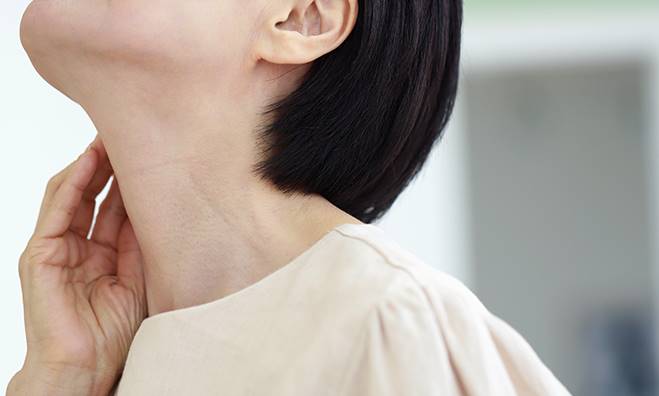 목을 만지는 사람 모습