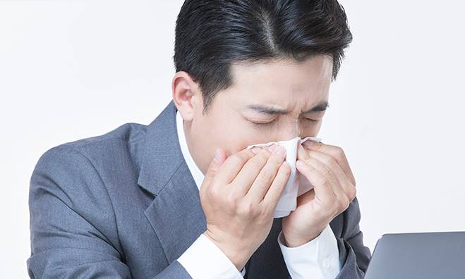 재채기하는 남자