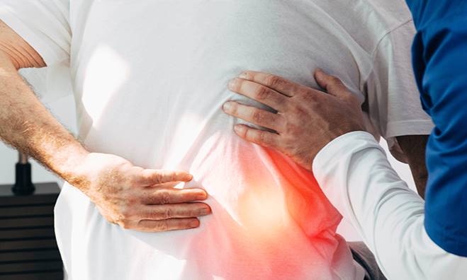 등을 만지는 모습