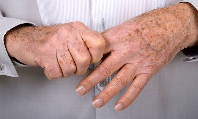 손을 만지는 모습